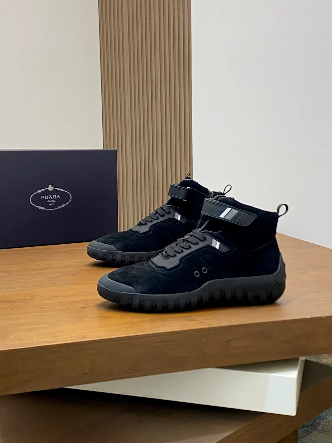 Men's shoes 💰860 Prada/Prada's new men's patchwork casual sports boots! The shoe's exquisite stitching outlines a unique geometric texture, and contemporary lines and details reinterpret the classic sports style. The upper is made of ultra-official material, and the lining is full cowhide. It is lightweight, breathable, practical and versatile. The tongue is decorated with the Prada Milano logo, and the logo print is embellished with the laces. It is paired with a 2.5cm two-color rubber sole to create a comfortable wearing experience. Comes with full set of original packaging dust bag! Size: 39-40-41-42-43-44 (45 customized) standard leather shoe size